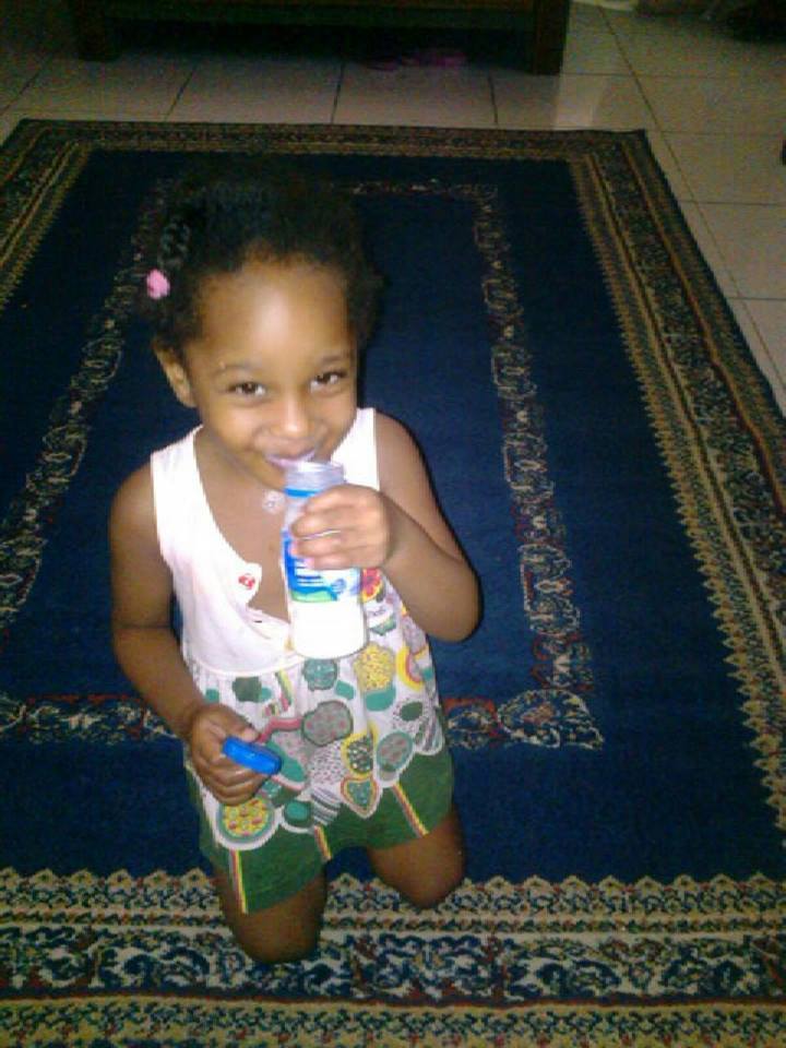 شاهد بالفيديو.. لقطات مذهلة لرضيعة عمرها 6 أشهر تتزلج على الماء 1 الطفلة السودانية التي سقطت من الطابق التاسع بامارة الشارقة