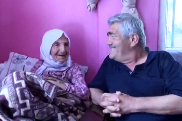 شاهد بالصور.. امرأة تبلغ 111 لديها 120 حفيدا تكشف سر طول عمرها 3 امرأة تبلغ 111 لديها 120 حفيدا تكشف سر طول عمرها1