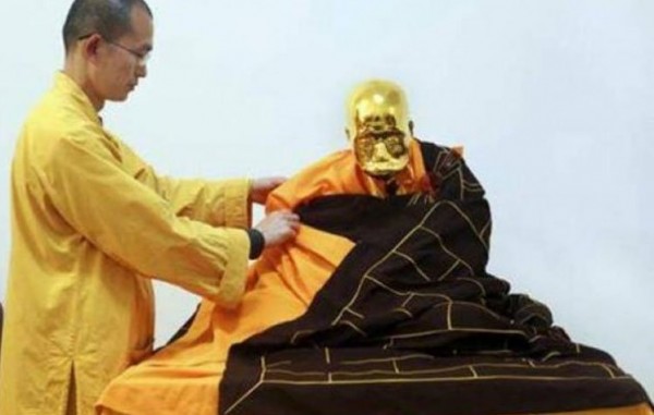 تحنيط راهب بوزي بالذهب