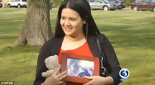 بالفيديو .. قصة طفلة حطمت رقمين قياسيين عالميين: تغني بـ 102 لغة 1 ج