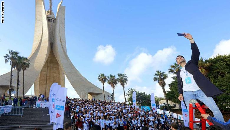 جزائريون يحاولون الدخول إلى غينيس من بوابة أضخم سيلفي في العالم 1 جزائرون سيلفي