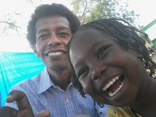 صورة بروفيسور "شريف فضل" مع الطفلة "صابرين" تتصدر فيسبوك.. ماهي الحكاية؟ 1 صابرين