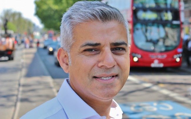 بعد أن دعاه للقاء زوجته .. خان لـ"ترامب" : تعال إلى لندن وقابل محرز ونادية 1 صادق خان