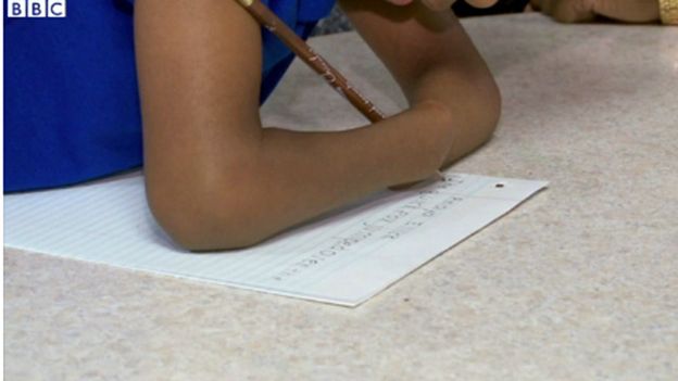 طفلة بدون كفين تفوز بمسابقة للكتابة