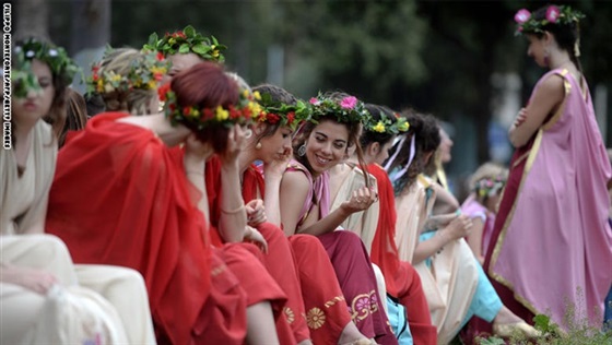 داعية سعودي .. اشتمام الرجال لعطر المرأة لا يجعلها زانية 1 ماذا ارتدت حسناوات روما بذكرى تأسيسها