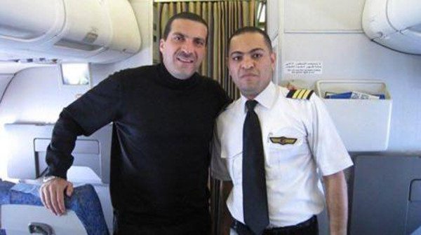 من هو قائد الطائرة المنكوبة وماذا قال عمرو خالد عنه؟ 1 محمد شقير عمرو خالد