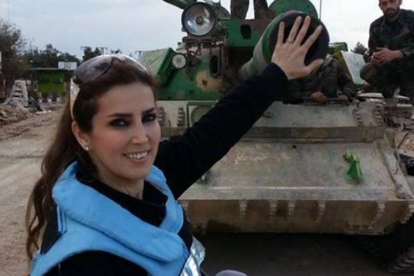 صور: التقطت صورتي سيلفي بفارق عامين.. لتكتشف أمراً صادماً 1 من هي المذيعة التي التقطت «سيلفي» مع جثث ضحايا حلب؟