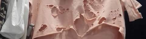 «تيشيرت» ممزق يثير صدمة مواقع التواصل