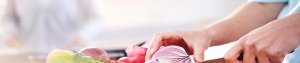 هل صحيح أن عصير البصل والعسل يداويان الفشل الكلوي؟! 10 أسرع عملية تقطيع للبصل