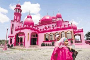 بالصور.. مسجد فريد من نوعه باللون الزهري في الفلبين2