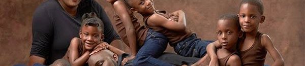 دراسة: الأشخاص المرتبطون بعائلاتهم يقضون وقتًا أقل فى المستشفى 10 صورة عائلية مع ستة توائم محدّثة بعد سنوات1