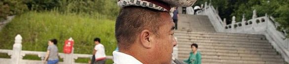 تعرف على الصيني الذي أنقذ 321 شخصا من الانتحار 10 صيني يحمل حجراً على رأسه ليخسر الوزن الزائد