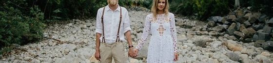 بالصور ... مواقع التواصل تنشغل بملابس عروسين مصريين بحفل زفافهما 12 عروسان يقيمان حفل زفاف عضوي بالكامل1