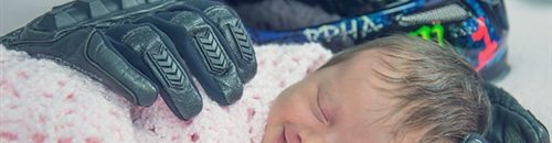 لقطة مؤثرة لطفلة تنام وسط أغراض والدها المتوفى