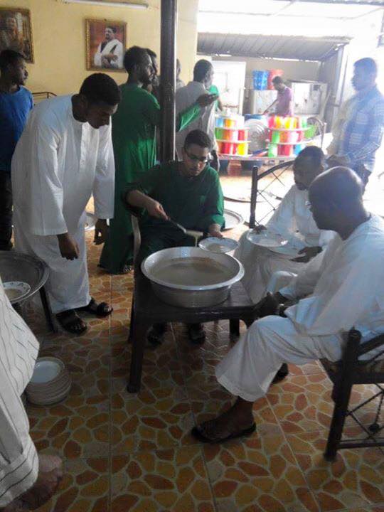 بالصور.. على الرغم من غيابه وهجرته لأوروبا..حيران شيخ الأمين يقيمون إفطاراتهم الرمضانية داخل مسيد شيخهم العامر 1 13427982 798353783599274 2652098537730766421 n