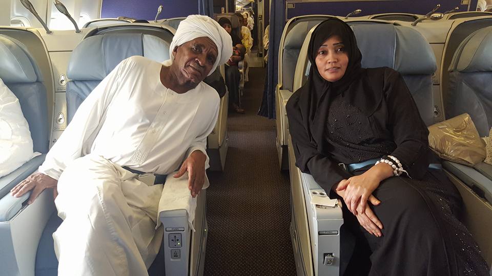 بالصورة.. الصحفية فاطمة الصادق تصطحب والدها لأداء العمرة 1 13445658 504406959760535 1520641625398134217 n 1