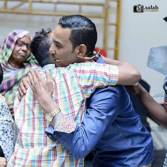 شاهد بالفيديو.. الحادثة التي هزت مواقع التواصل..فتاة تصعد المسرح وتحضن الفنان طه سليمان لفترة طويلة 1 13454081 1232974706742724 1961188354 n