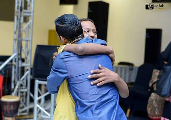 الفنان طه سليمان يحتضن أطفال "المتلازمة داون" بحب وحنان في لفتة شغلت رواد مواقع التواصل الاجتماعي