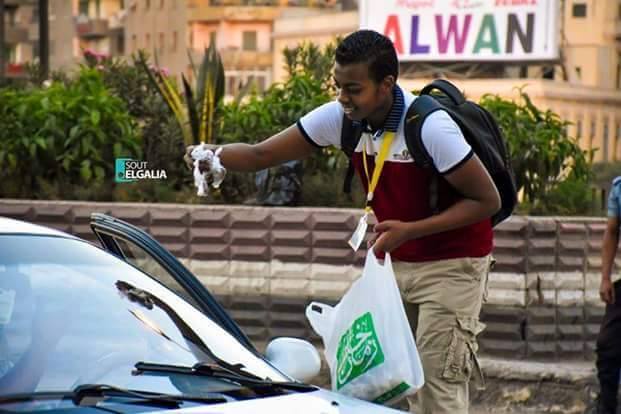شاهد بالصور.. الكرم السوداني يعبر خارج الحدود.. سودانيون من الجنسين يجهزون وجبات إفطار للصائمين بشوارع القاهرة 4 الكرم السوداني يعبر خارج الوطن.. سودانيون من الجنسين يفطرون الصائمون بالقاهرة وإشادات مصرية واسعة بالخطوة الكريمة