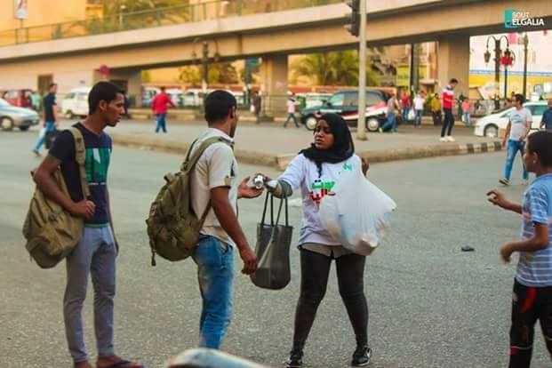 شاهد بالصور.. الكرم السوداني يعبر خارج الحدود.. سودانيون من الجنسين يجهزون وجبات إفطار للصائمين بشوارع القاهرة 6 الكرم السوداني يعبر خارج الوطن.. سودانيون من الجنسين يفطرون الصائمون بالقاهرة وإشادات مصرية واسعة بالخطوة الكريمة