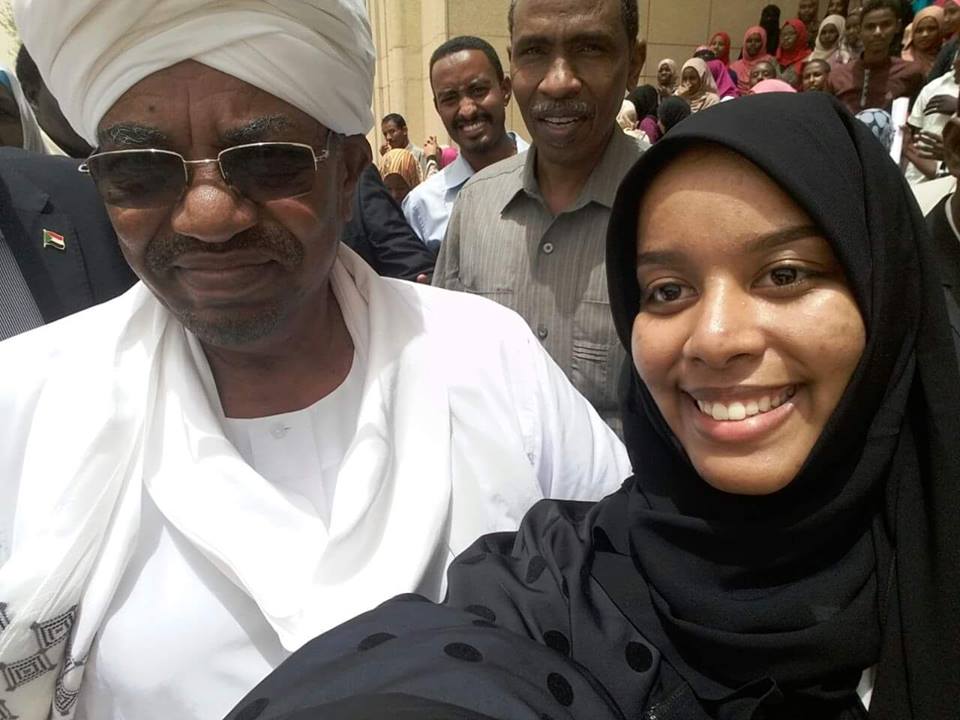 الحرس الرئاسي يمنع طالبة من التقاط سيلفي مع الرئيس السوداني..والبشير يتدخل ويسمح لها بالتصوير