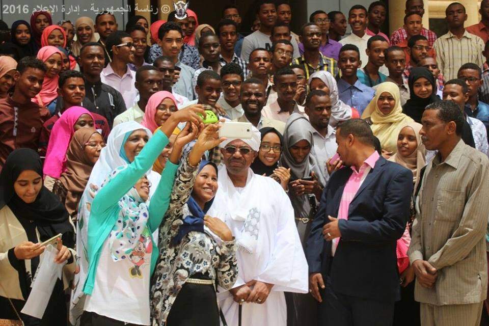 بالصور.. الطلاب المتفوقين بالسودان يعبرون عن سعادتهم "بسيلفي" مع الرئيس البشير 2 الطلاب المتفوقين بالسودان يعبرون عن سعادتهم بسيلفي مع الرئيس البشير