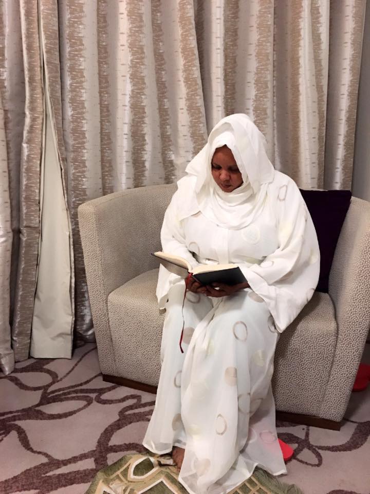 الفنانة ندى القلعة تصل الأراضي المقدسة لأداء العمرة وتقول:"عليكم الله أعفو مني وأنا عافية منكم وما بنساكم بالدعاء"