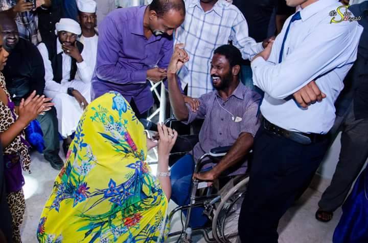 الفنانة ندى القلعة تغني وهي جالسة على الأرض احتراماً لأحد المعاقين