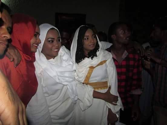 جماهير غفيرة تحاصر نجمة برنامج أغاني وأغاني أمنة حيدر لأغرب سبب..والفنانة الصاعدة تندهش من تصرف الجمهور