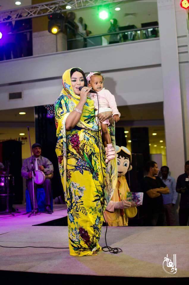 الفنانة ندى القلعة تغني وهي جالسة على الأرض احتراماً لأحد المعاقين