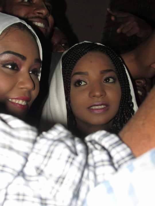 جماهير غفيرة تحاصر نجمة برنامج أغاني وأغاني أمنة حيدر لأغرب سبب..والفنانة الصاعدة تندهش من تصرف الجمهور