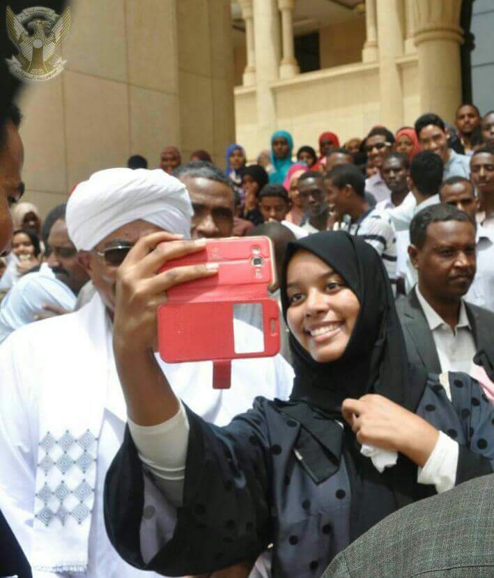 الحرس الرئاسي يمنع طالبة من التقاط سيلفي مع الرئيس السوداني..والبشير يتدخل ويسمح لها بالتصوير