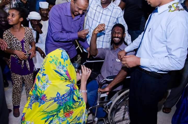 الفنانة ندى القلعة تغني وهي جالسة على الأرض احتراماً لأحد المعاقين