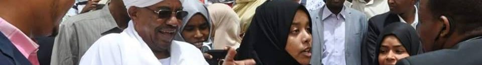 شاهد الصور التي اهتم بها رواد مواقع التواصل.. الحرس الرئاسي يمنع طالبة من التقاط سيلفي مع الرئيس السوداني..والبشير يتدخل ويسمح لها بالتصوير 12 13566919 1041062189310143 6330287799552498476 n