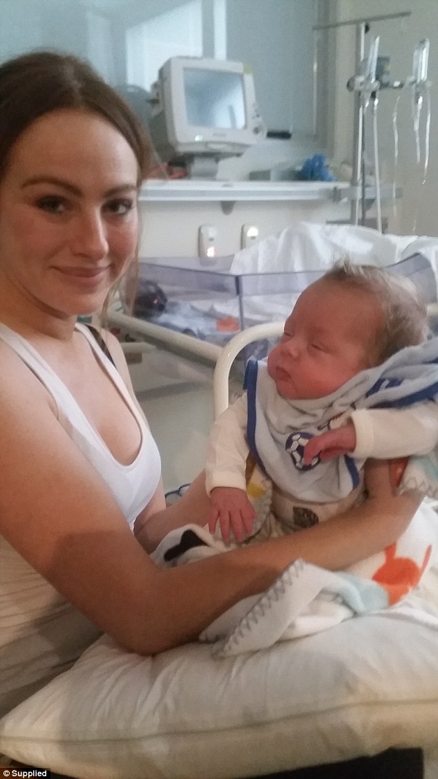 بالصور .. فتاة حسناء تكتشف حملها قبل الولادة بـ4 ساعات 1 35932D7E00000578 3655509 Lennox who now weighs 3 5 kilograms also had trouble breathing a a 7 1466663063238 455513