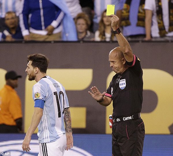 مدرب الأرجنتين يخرج عن صمته إزاء "سطوة ميسي" 1 35B48B0100000578 3661620 The Argentina talisman was booked by referee Heber Lopes followi a 44 1467004865775