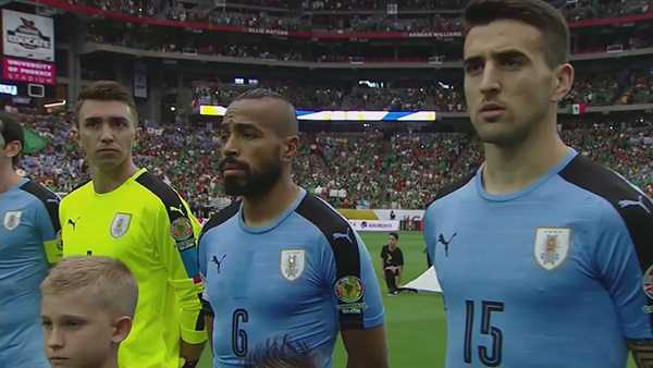 سواريز يحرز هدفه الخمسين مع أوروغواي 1