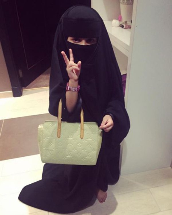 شاهد بالصور: من هي الطفلة ايلين شقيقة رغد دايز التي تسببت بفوضى بأحد مولات جدة 3 من هي الطفلة ايلين شقيقة رغد دايز التي تسببت بفوضى بأحد مولات جدة2