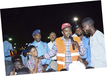 الشرطة توزع جوائز للمواطنيين في رمضان 1 ALSHRTATWAZE