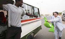 السفارة الأمريكية توزع إفطار رمضان في الشارع العام 10 SFA