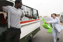 السفارة الأمريكية توزع إفطار رمضان في الشارع العام 1 SFA