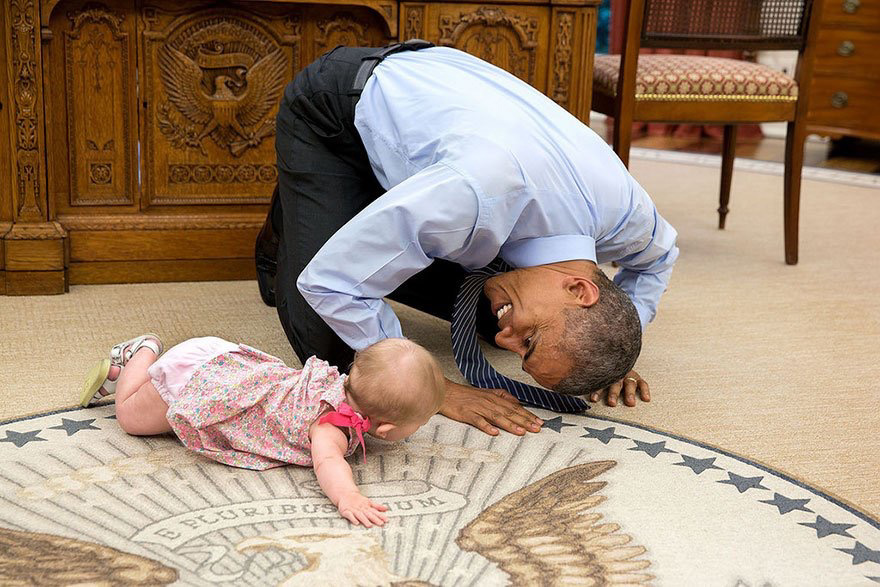 أوباما ومواقف إنسانية طريفة في صور1