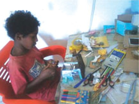 الطفل صلاح بابكر يصمم مجسمات ورقية في غاية الإبهار طفل لعب العاب