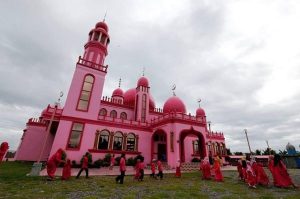بالصور.. مسجد فريد من نوعه باللون الزهري في الفلبين3