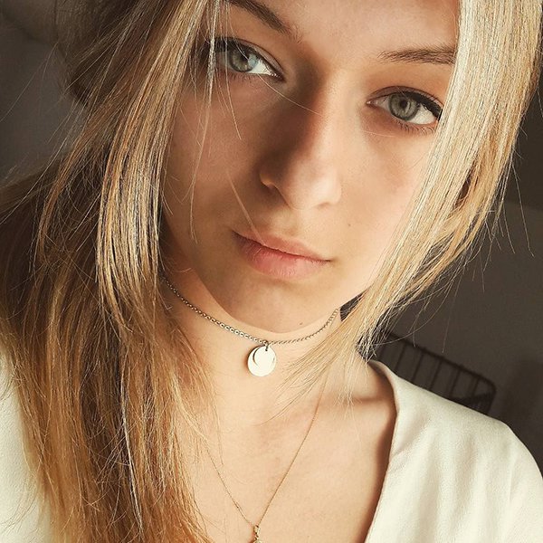 تعرف على الفرنسية الحسناء التي غنت لها جماهير أيرلندا