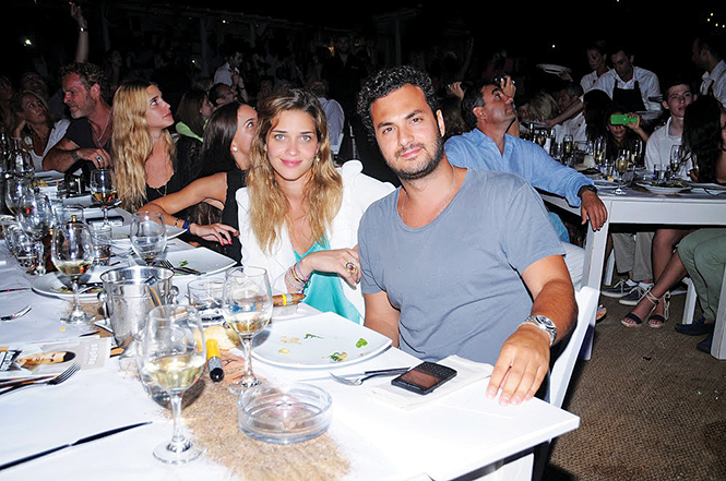 شاهد بالصور.. شاب مصري ينفق 50 مليون جنيه في حفل زفافه بعارضة أزياء 2 شاب مصري ينفق 50 مليون جنيه في حفل زفافه بعارضة أزياء