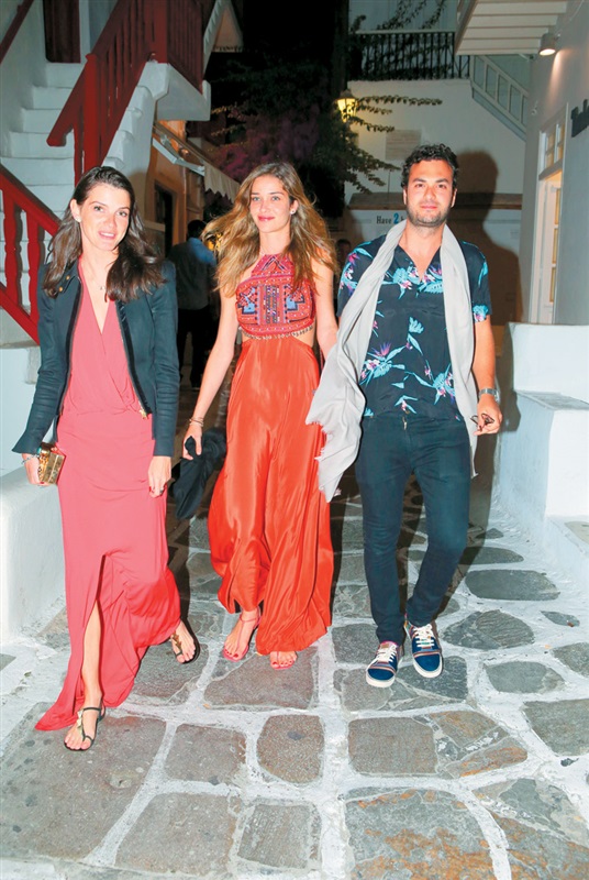 شاهد بالصور.. شاب مصري ينفق 50 مليون جنيه في حفل زفافه بعارضة أزياء 3 شاب مصري ينفق 50 مليون جنيه في حفل زفافه بعارضة أزياء1