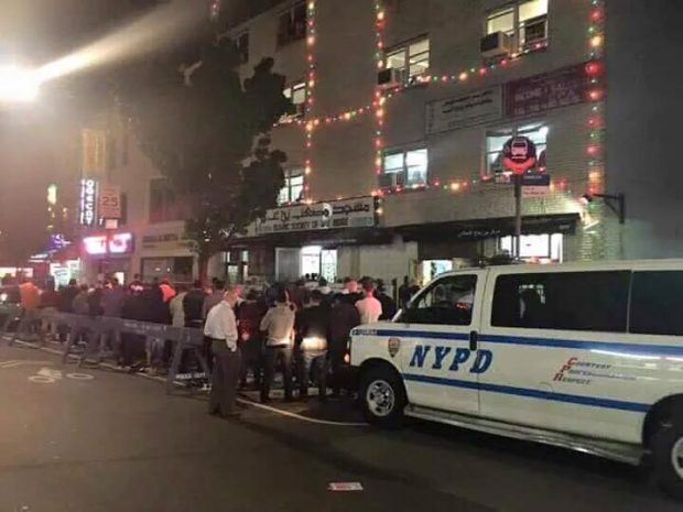شرطة نيويورك تحمي المصلين أثناء أداء صلاة التراويح بالشارع