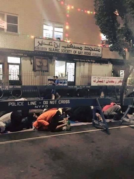 ثلاث محجبات ينتصرن على شرطة نيويورك 1 شرطة نيويورك تحمي المصلين أثناء أداء صلاة التراويح بالشارع1