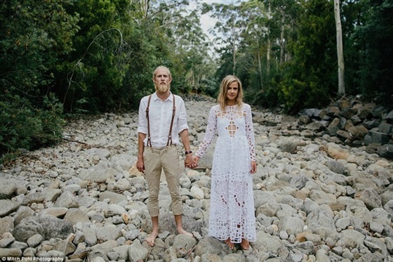 بالصور ... مواقع التواصل تنشغل بملابس عروسين مصريين بحفل زفافهما 1 عروسان يقيمان حفل زفاف عضوي بالكامل1